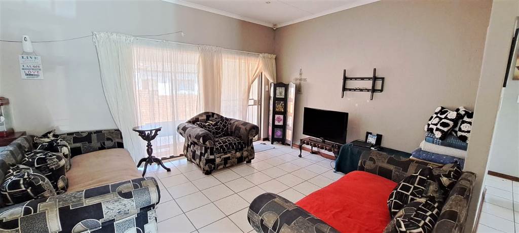 3 Bed House in Nelspruit Central photo number 8