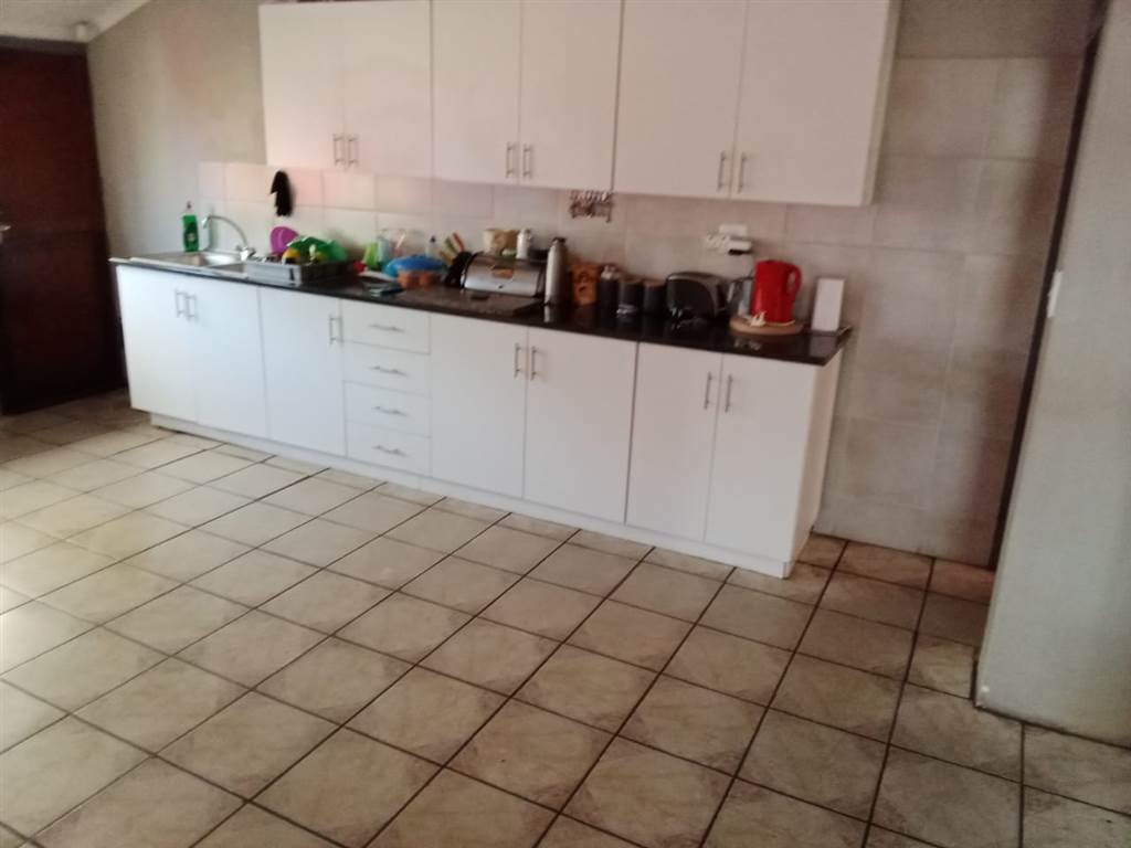 4 Bed House in Witbank Central photo number 3