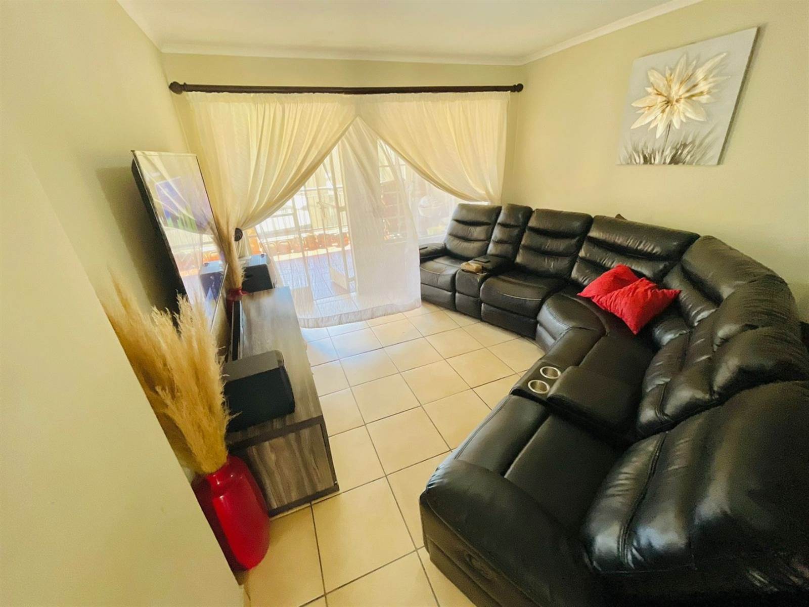2 Bed Apartment in Meredale photo number 6
