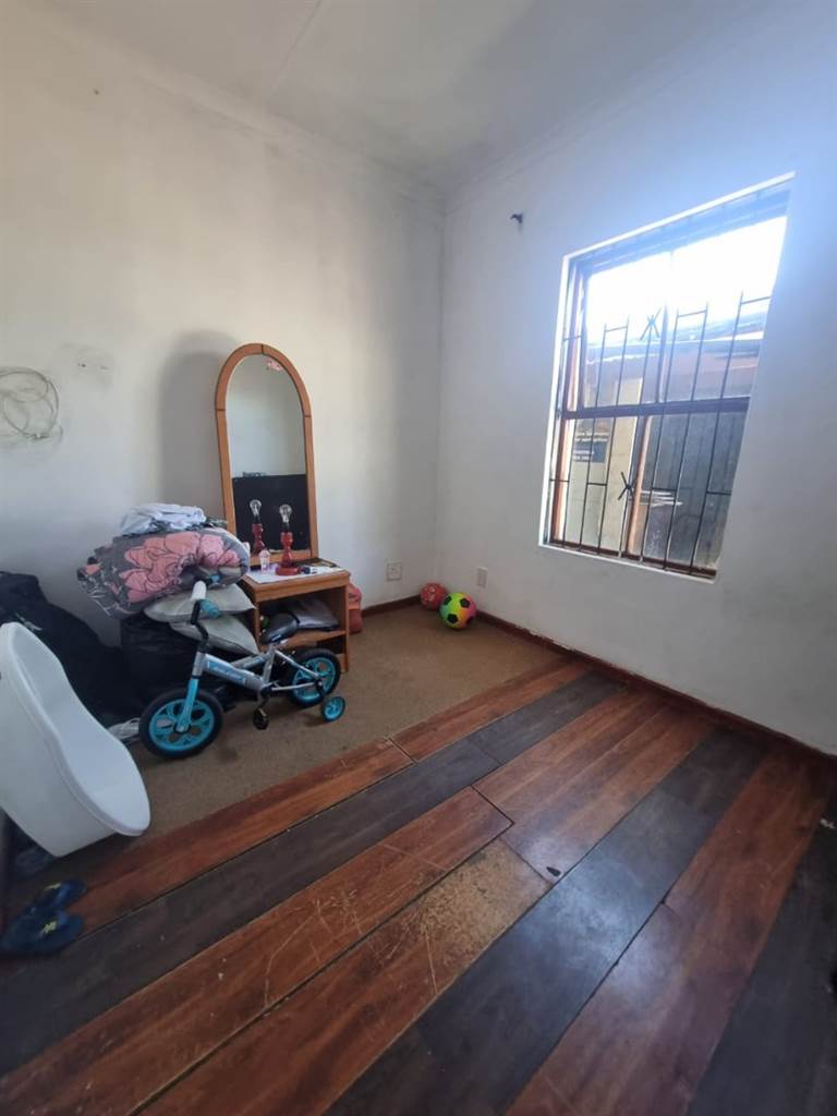 3 Bed House in Mitchells Plain photo number 6