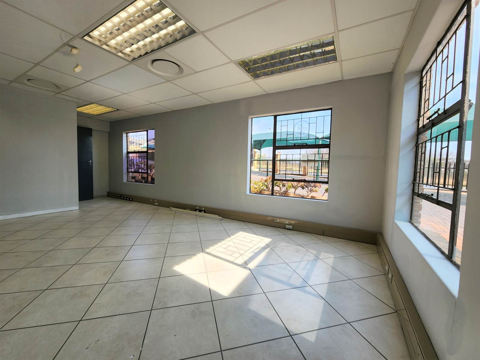 130  m² Office Space in Ruimsig photo number 10