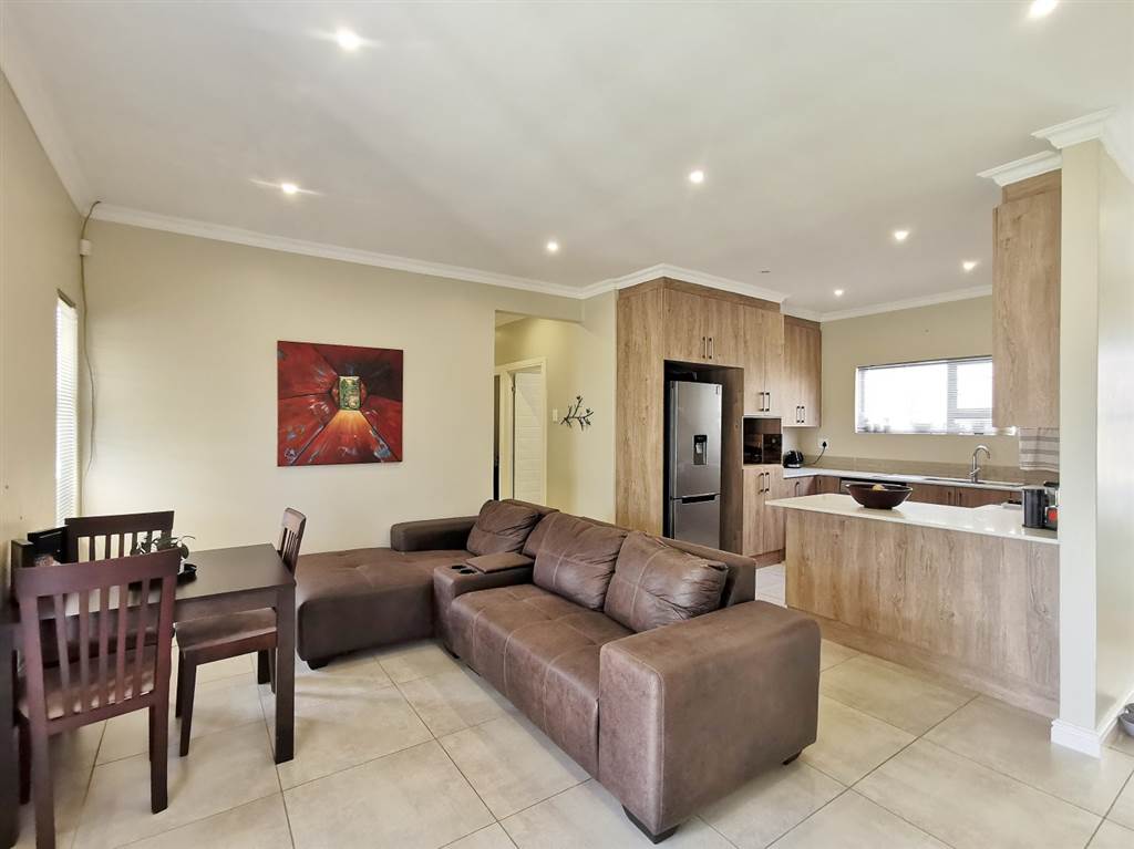 3 Bed House in Pinelands photo number 2