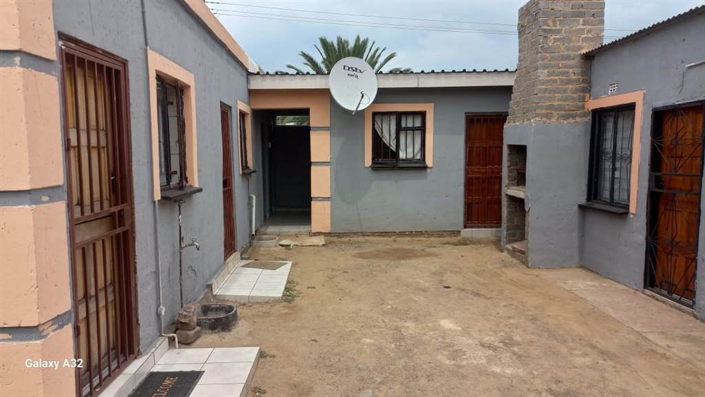 6 Bed House in Bophelong photo number 1