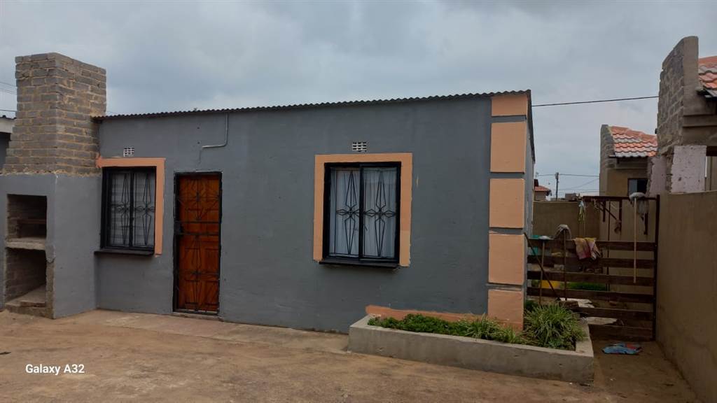 6 Bed House in Bophelong photo number 3