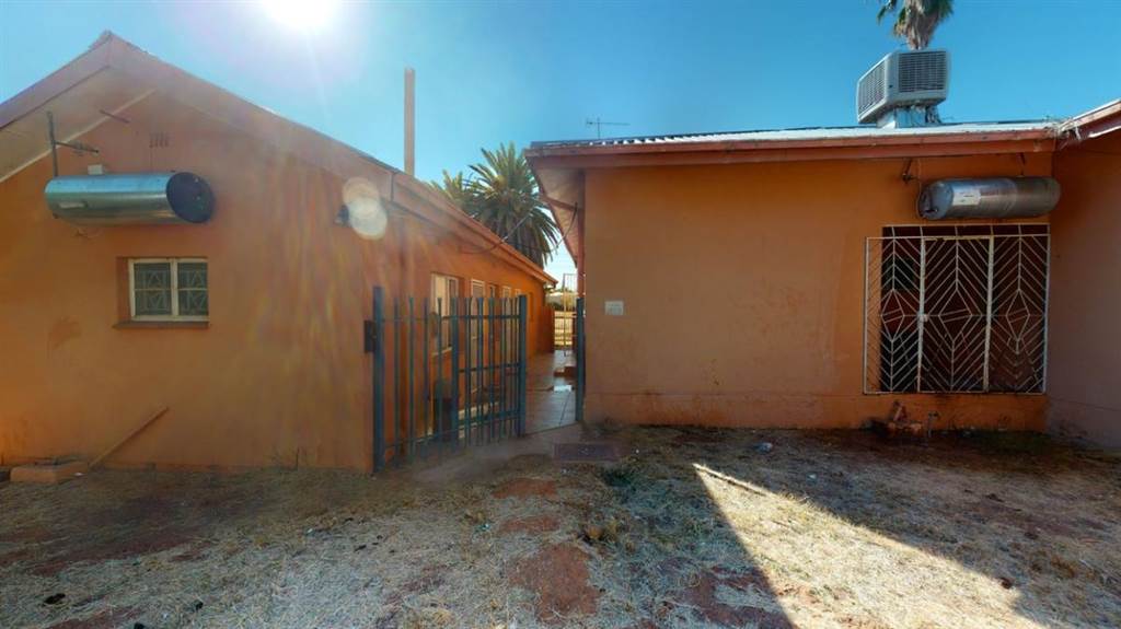 3 Bed House in Upington photo number 3