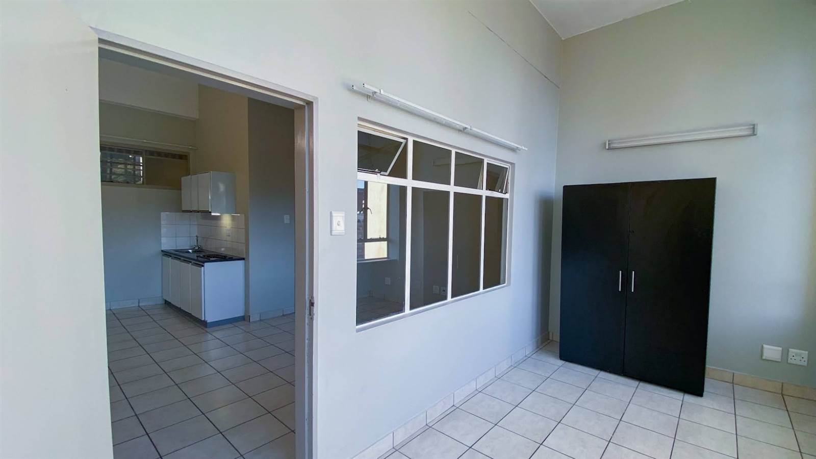 Bachelor apartment in Johannesburg Central photo number 2