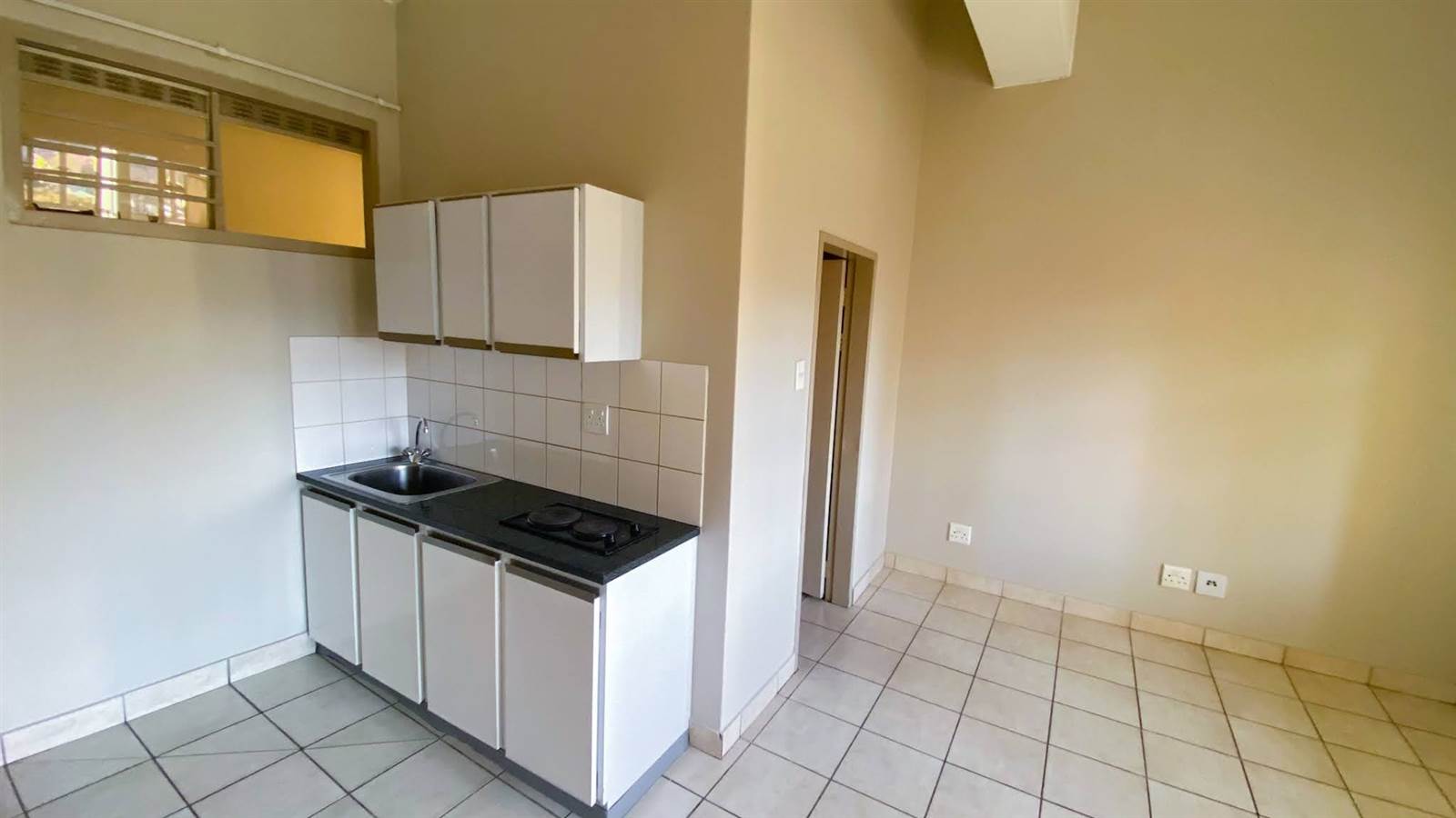 Bachelor apartment in Johannesburg Central photo number 3