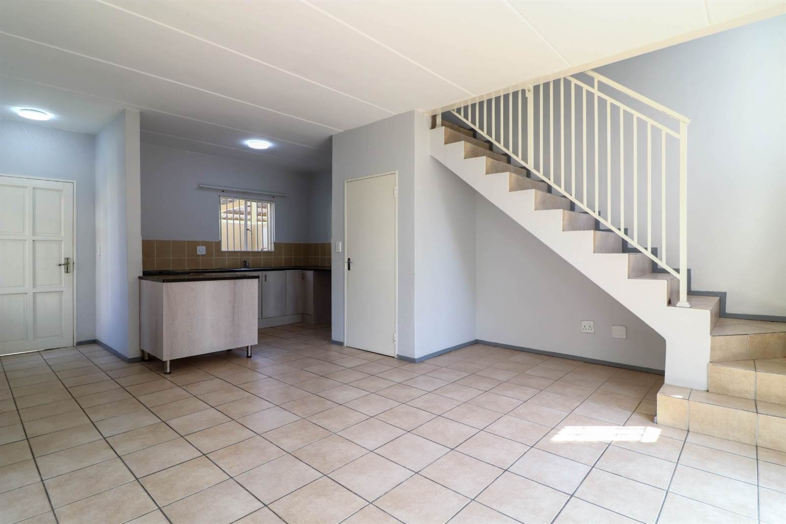2 Bed Townhouse in Roodepoort Central photo number 4
