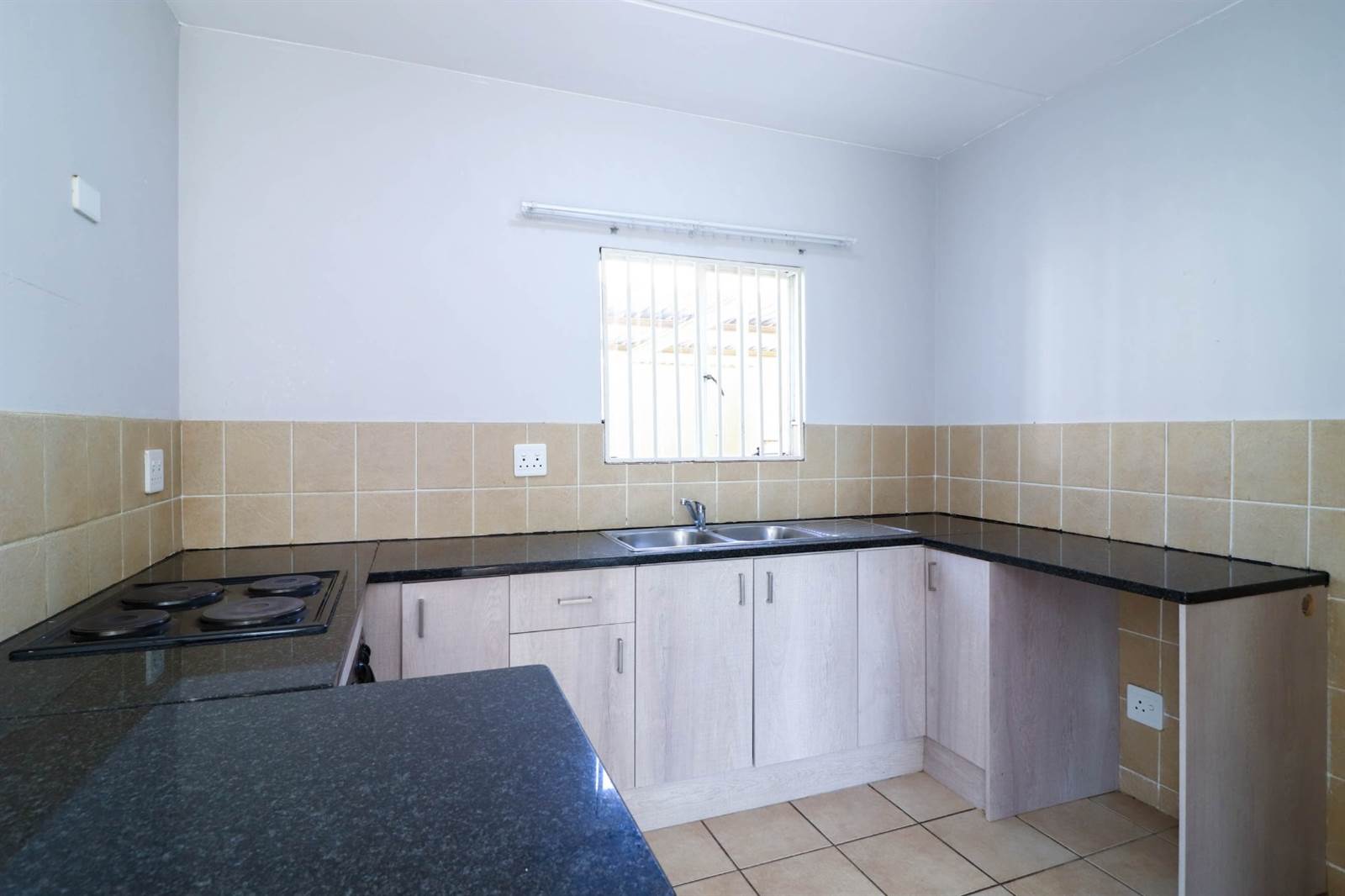 2 Bed Townhouse in Roodepoort Central photo number 5