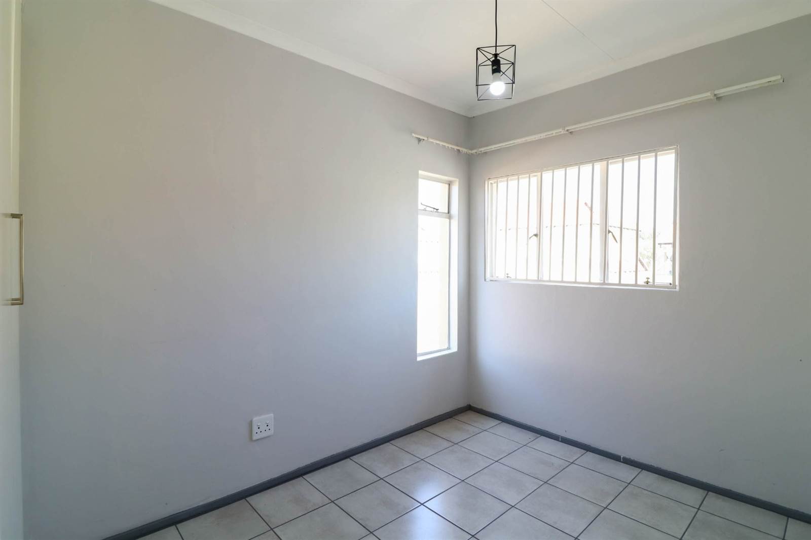 2 Bed Townhouse in Roodepoort Central photo number 11