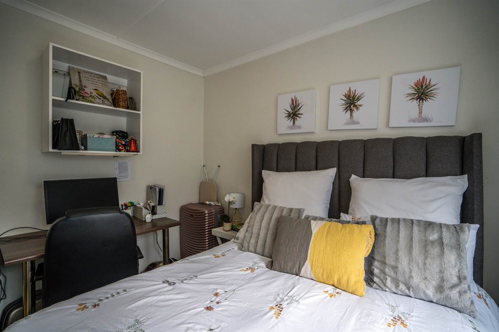 2 Bed Apartment in Grahamstown Central photo number 21