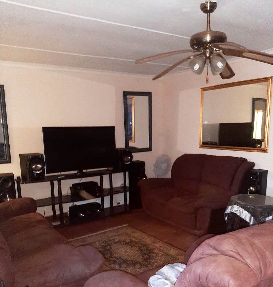 1 Bed Townhouse in Rustenburg Central photo number 4