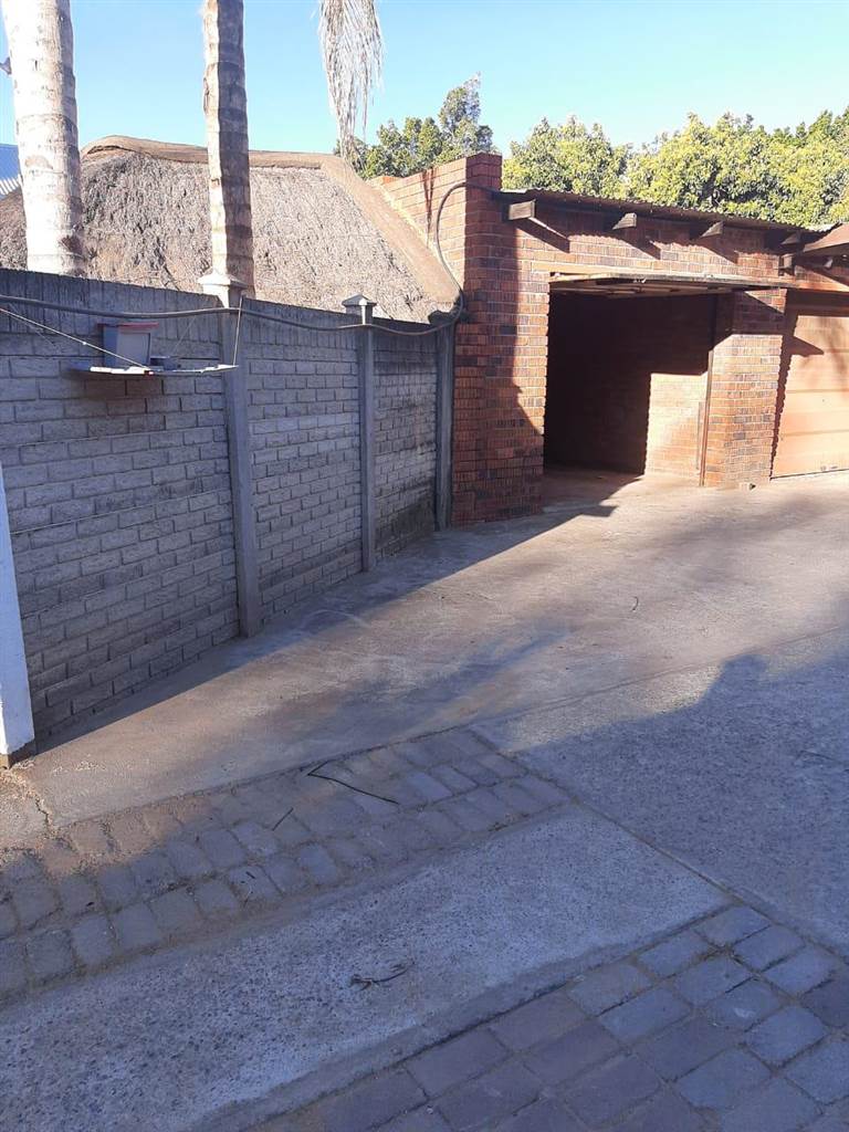 1 Bed Townhouse in Rustenburg Central photo number 10