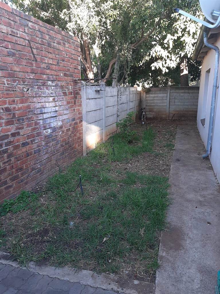 1 Bed Townhouse in Rustenburg Central photo number 9