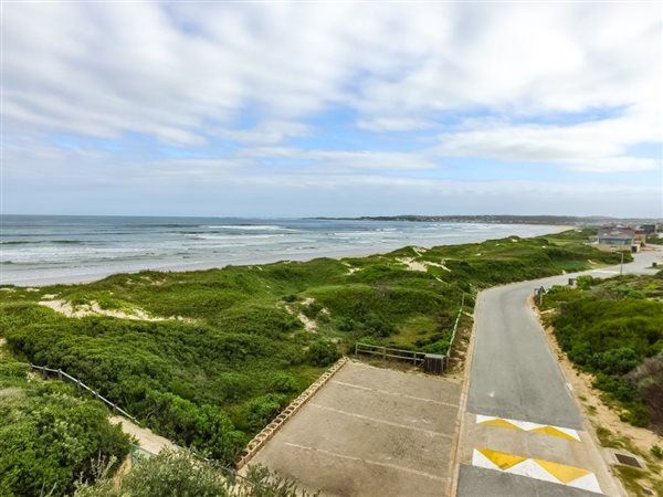 672 m² Land available in Stilbaai