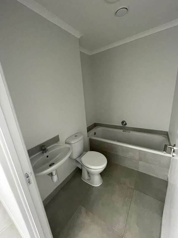 2 Bed Apartment in Lincoln Meade photo number 8