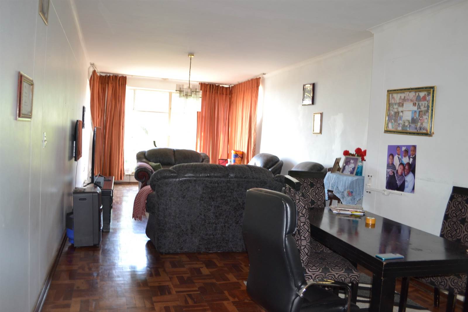4 Bed Apartment in Yeoville photo number 7