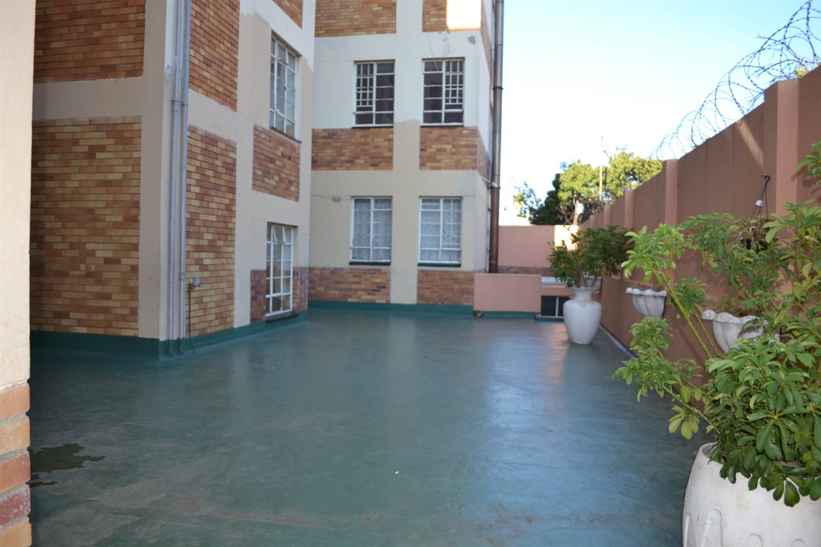 4 Bed Apartment in Yeoville photo number 6