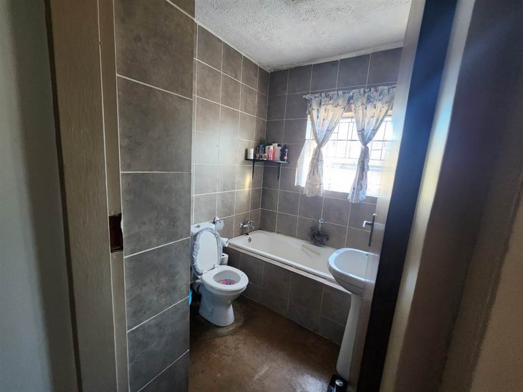 2 Bed Townhouse in Middelburg Central photo number 14