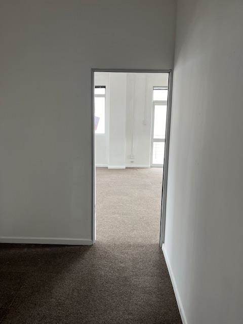 83  m² Office Space in Tableview photo number 4