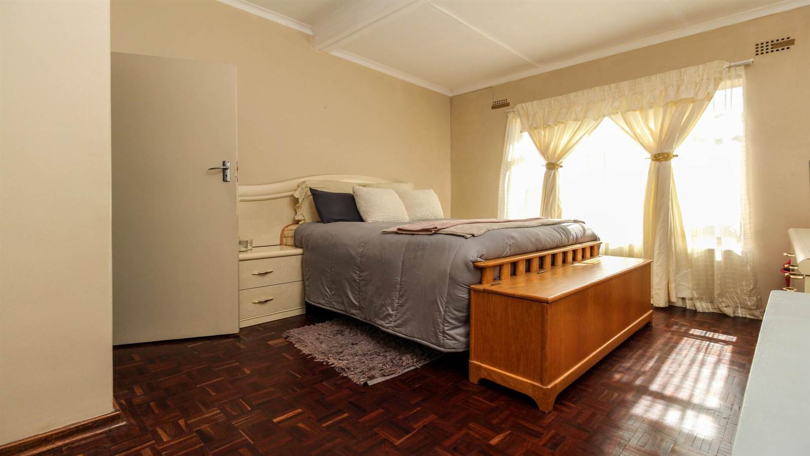 1 Bed Apartment in Windsor East photo number 14