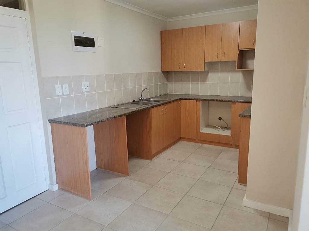 2 Bed Apartment in Wynberg photo number 3