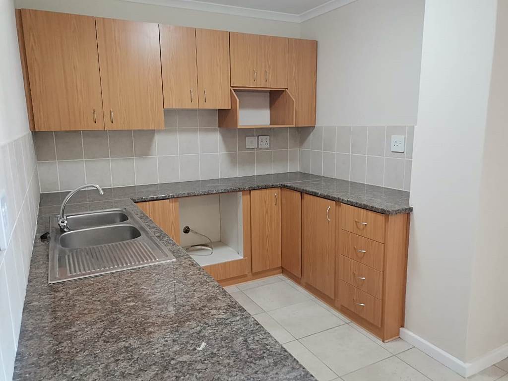 2 Bed Apartment in Wynberg photo number 4