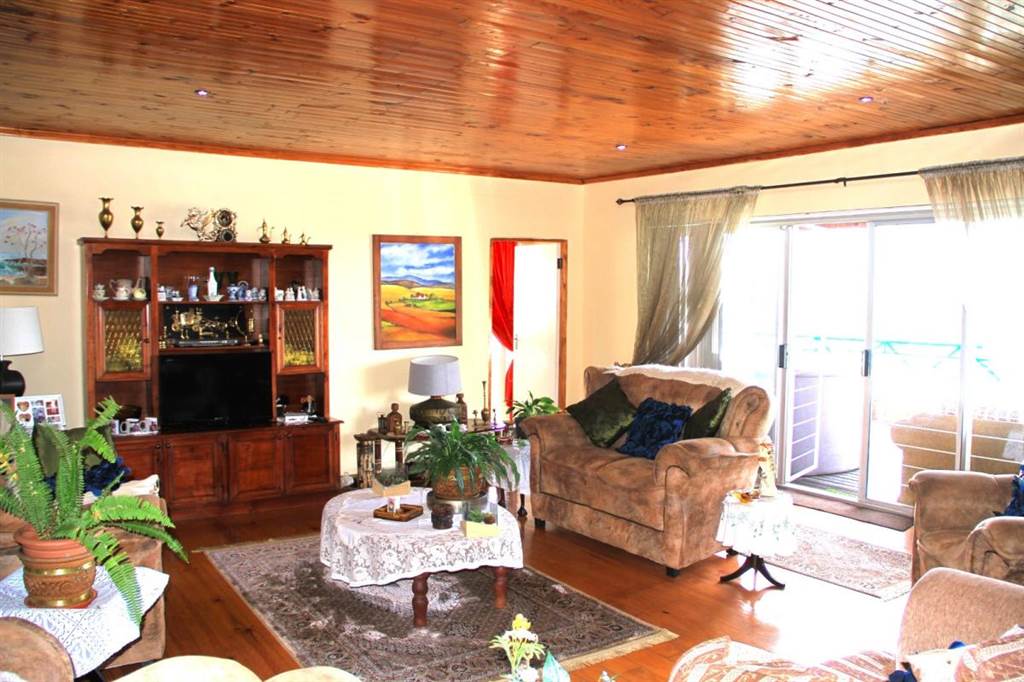 4 Bed House in Grabouw photo number 2