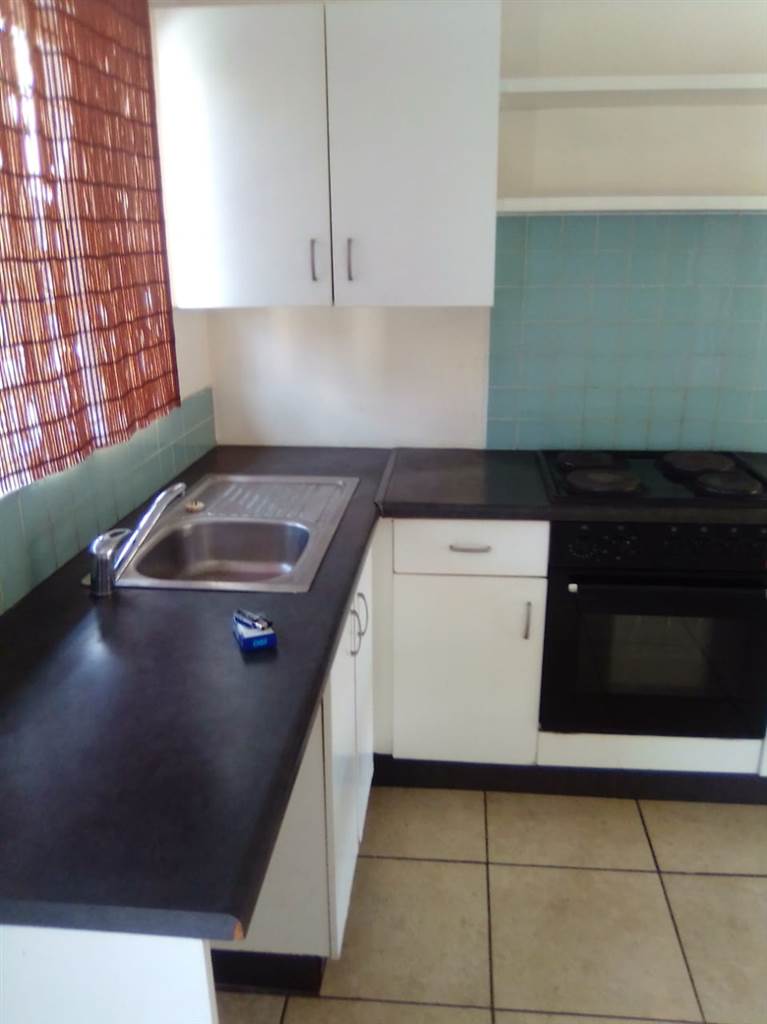2 Bed Apartment in Brenthurst photo number 8