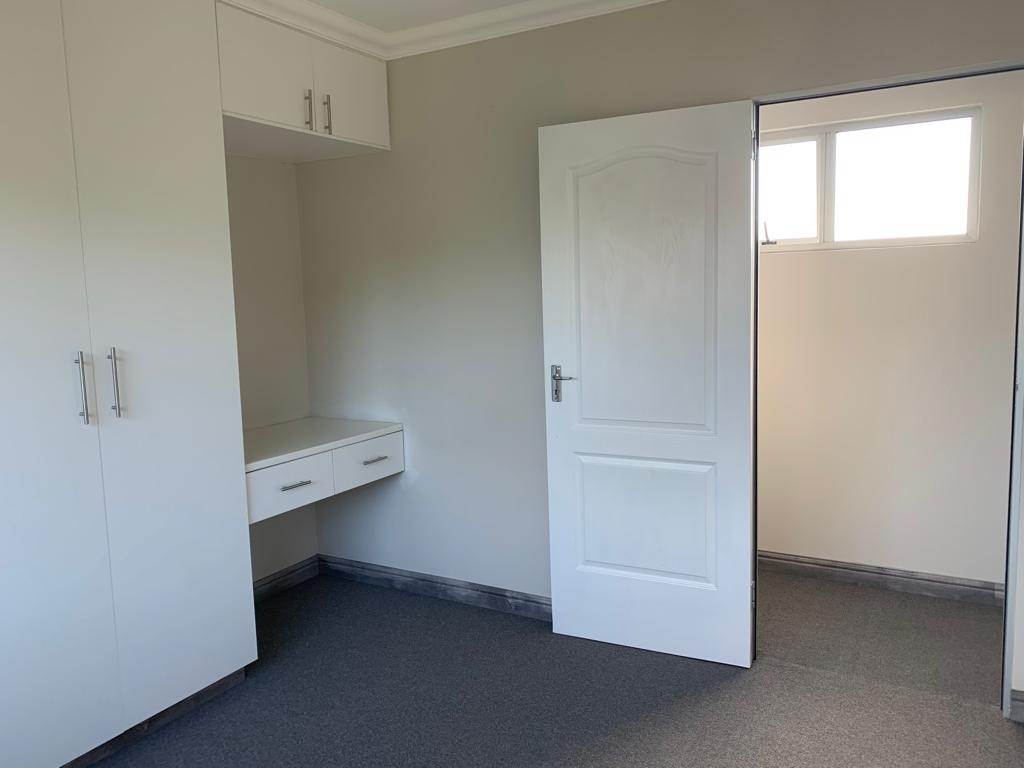 2 Bed Apartment in Uitenhage Central photo number 4