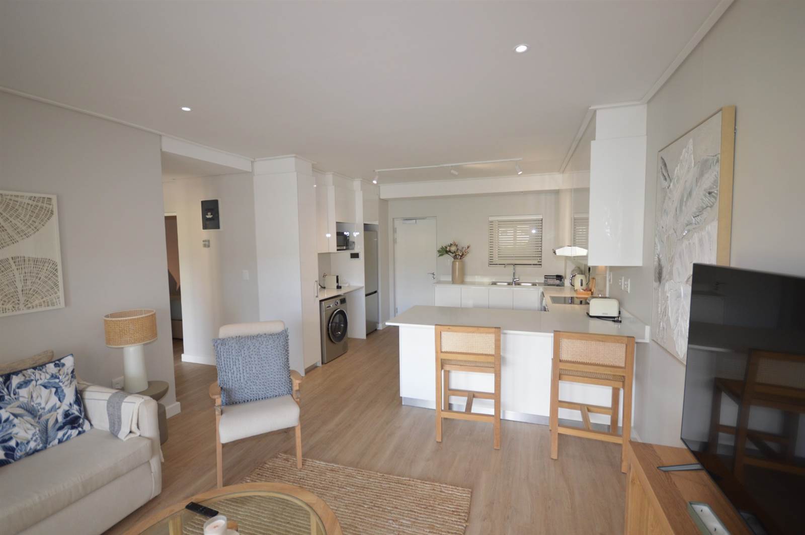 2 Bed Apartment in Eastcliff photo number 8