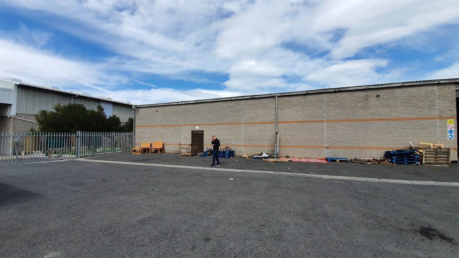 1200  m² Industrial space in Airport Industria photo number 2