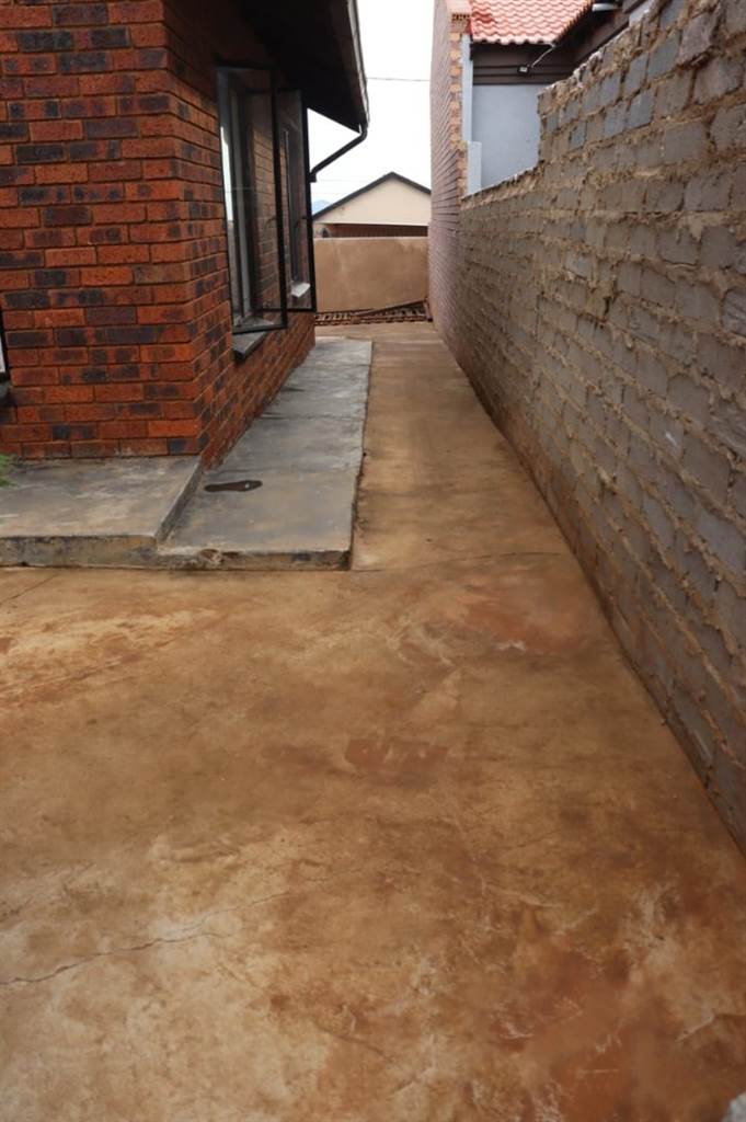 2 Bed House in Soshanguve photo number 15