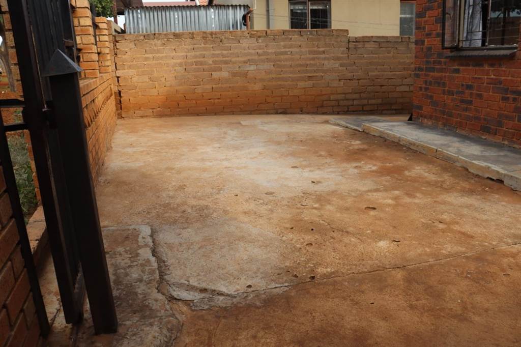 2 Bed House in Soshanguve photo number 17