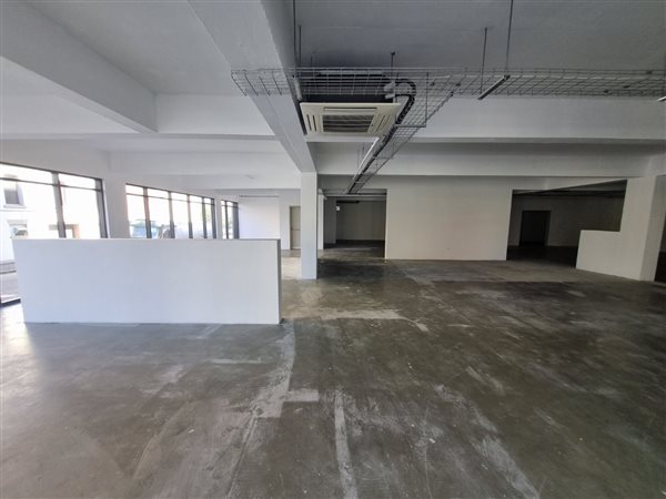 496  m² Commercial space