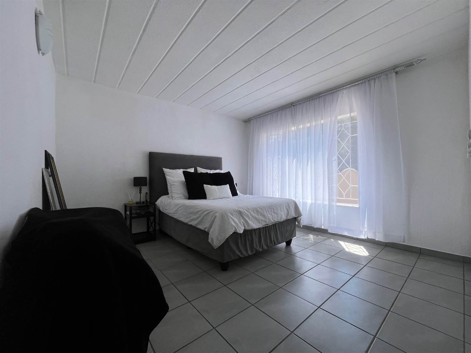 2 Bed Apartment in Helderkruin photo number 8