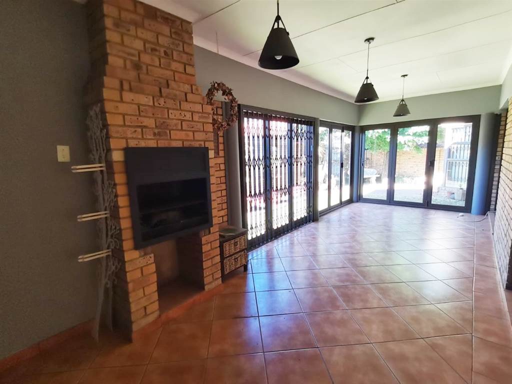 2 Bed Townhouse in Vaalpark photo number 11