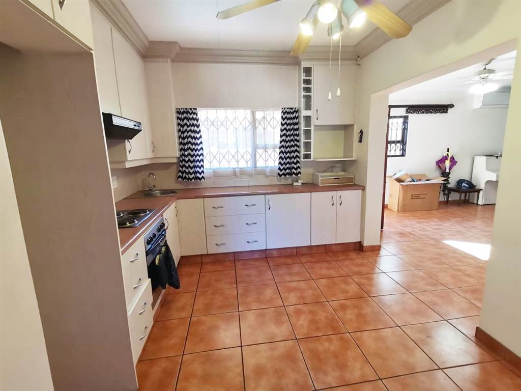 2 Bed Townhouse in Vaalpark photo number 3