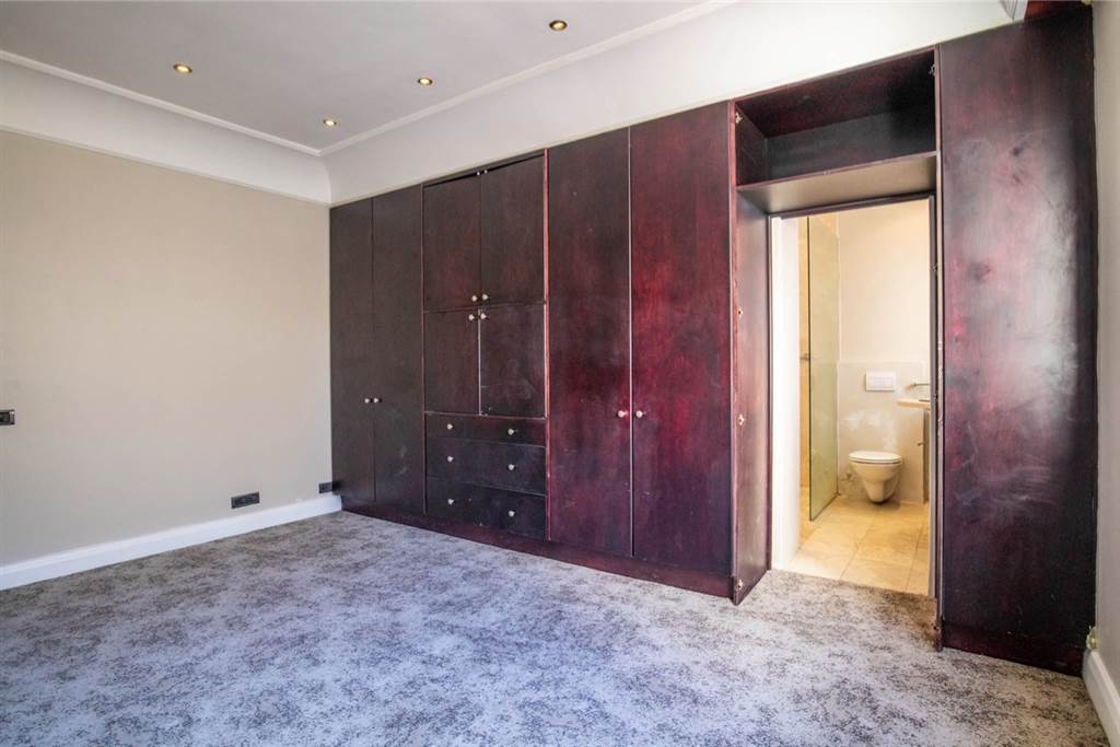 3 Bed Apartment in Mouille Point photo number 18