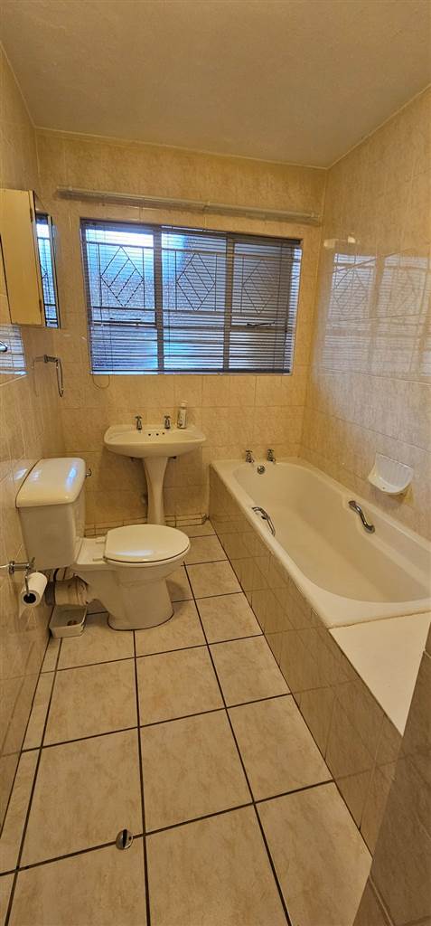 3 Bed Apartment in Bloemfontein photo number 12