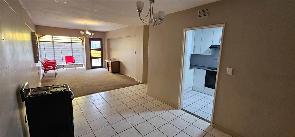 3 Bed Apartment in Bloemfontein photo number 4