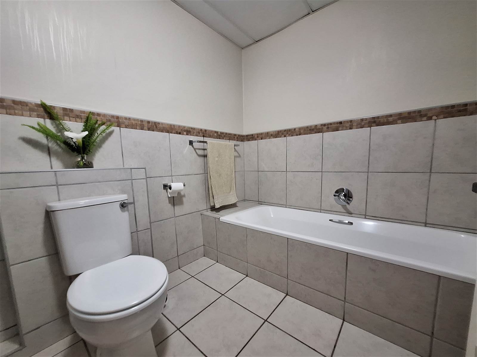 2 Bed Apartment in Knysna Central photo number 20