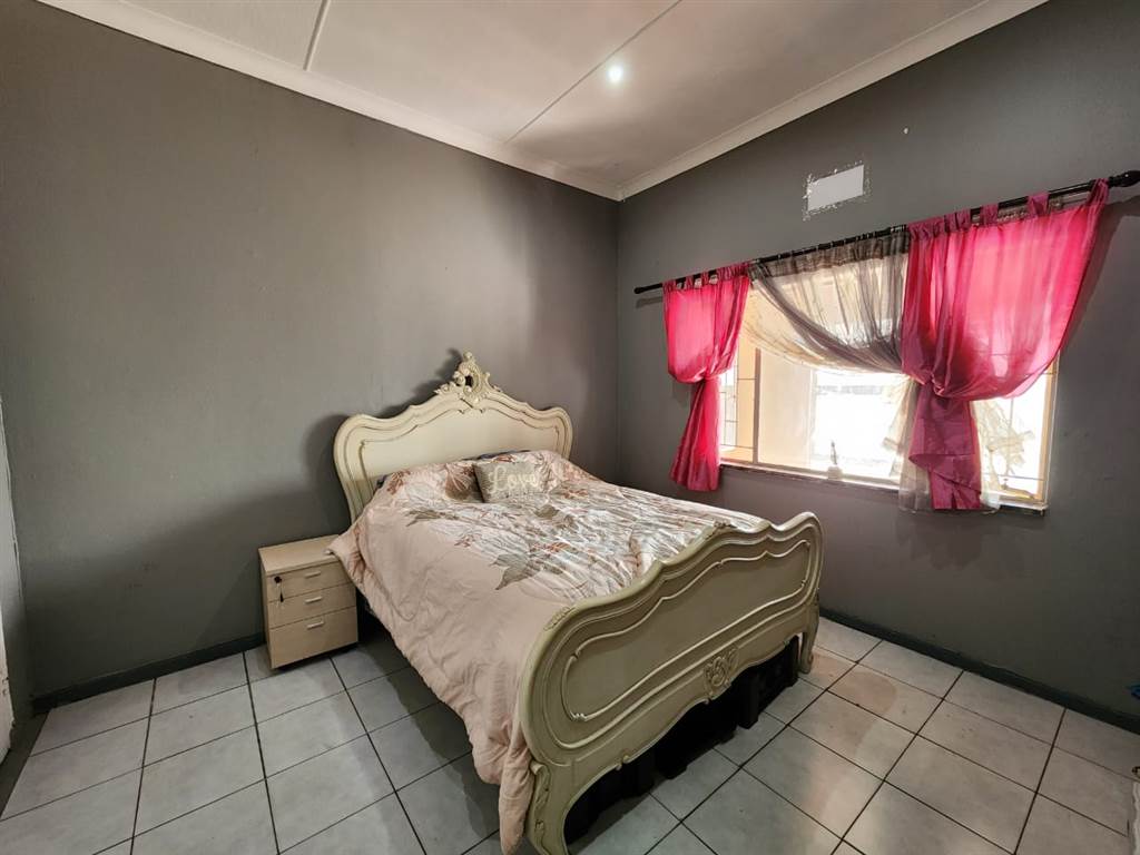 5 Bed House in Brakpan Central photo number 6