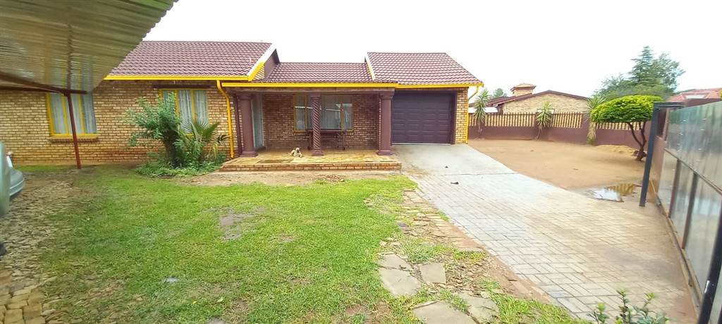 3 Bed House in Mafikeng photo number 6