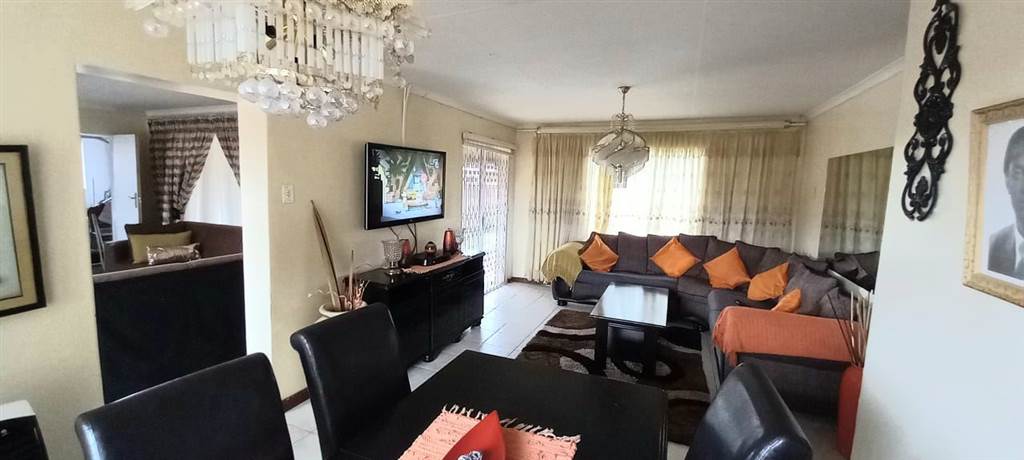 3 Bed House in Mafikeng photo number 10