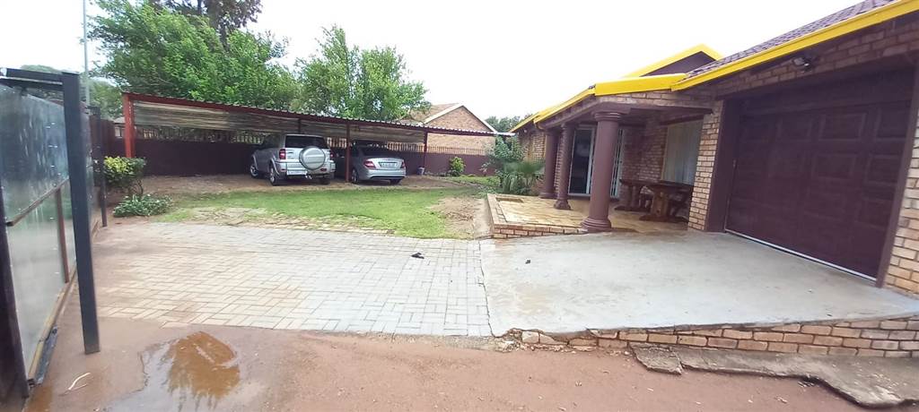 3 Bed House in Mafikeng photo number 4