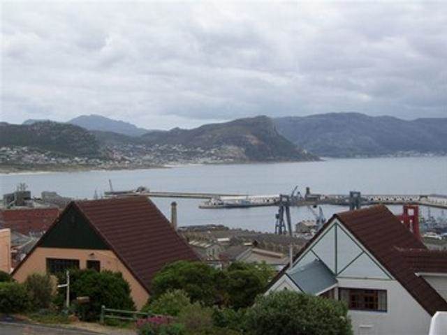 2 Bed Apartment in Simons Town photo number 2