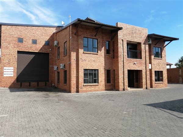 878  m² Commercial space