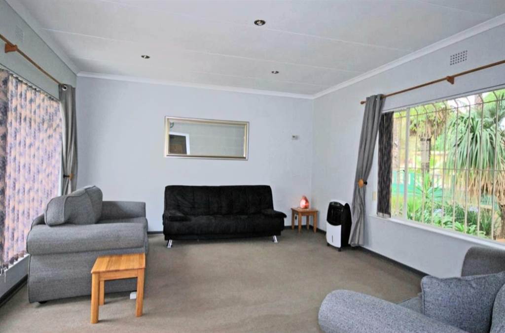 3 Bed House in Brackendowns photo number 4
