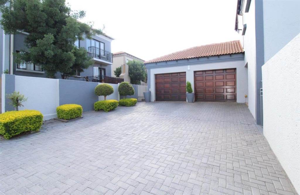 3 Bed House in Highveld Park photo number 2
